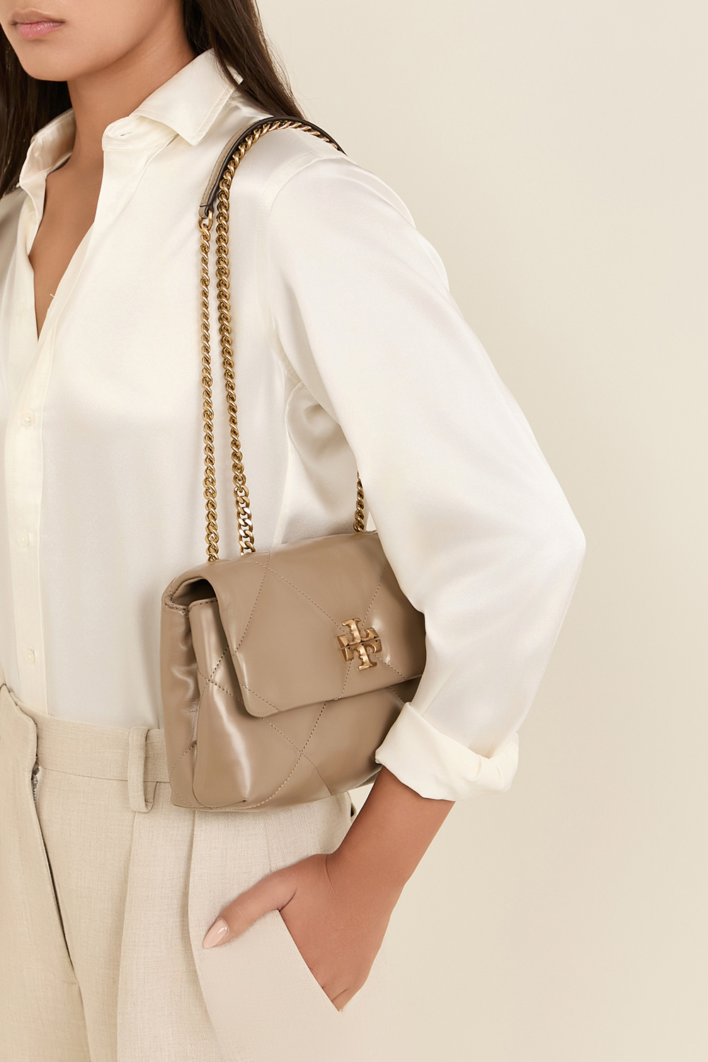 תמונת כל הלוק של תיק כתף קירה קווילט סמול TORY BURCH